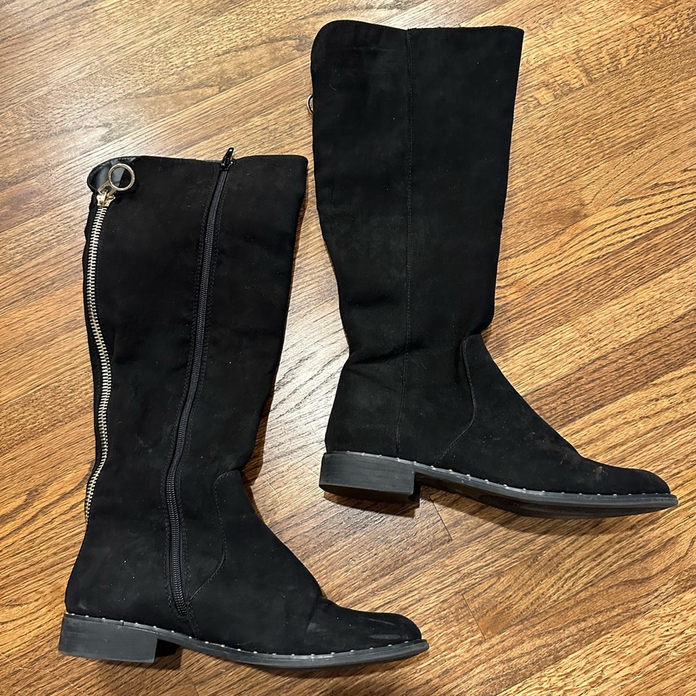 BLACK BOOTS